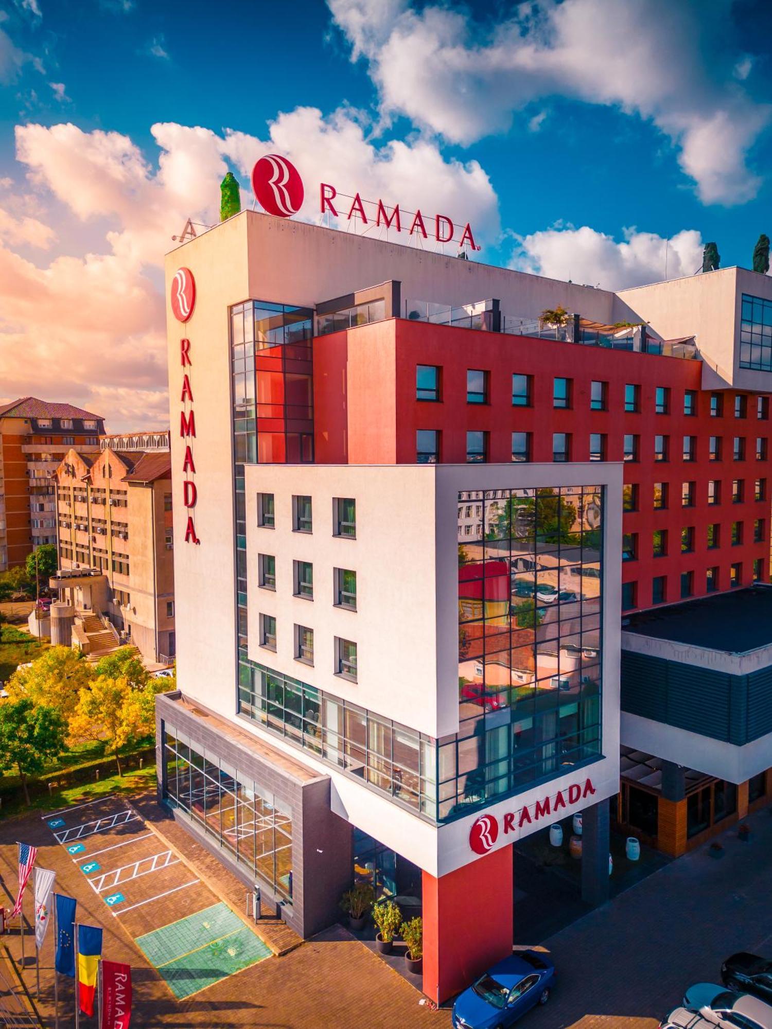 Hotel Ramada By Wyndham Oradea Exterior foto